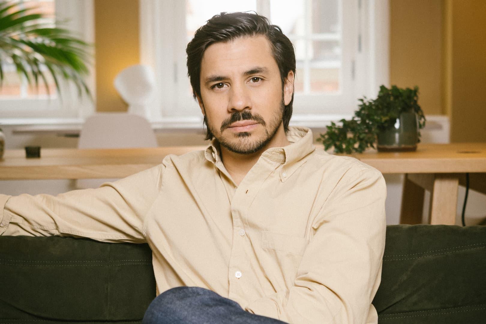 Anyfins vd, Mikael Hussain sitter i en soffa på huvudkontoret i Stockholm.