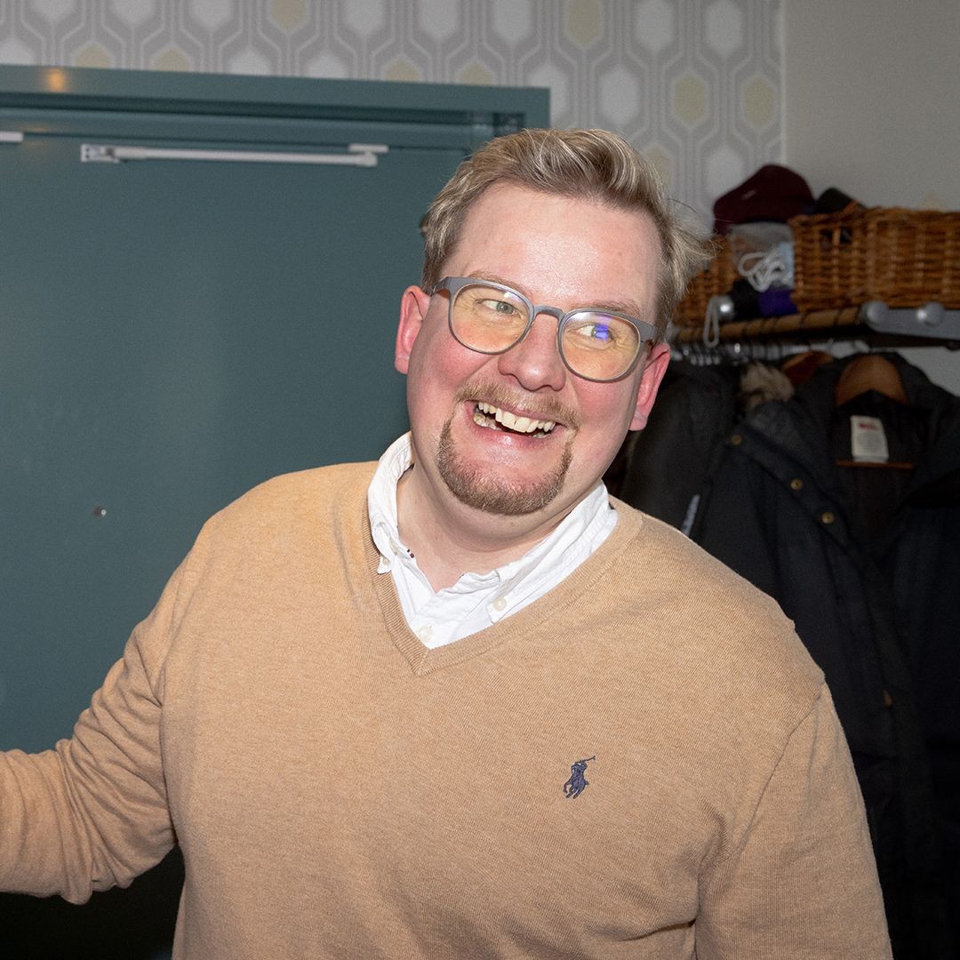 En man med glasögon.
